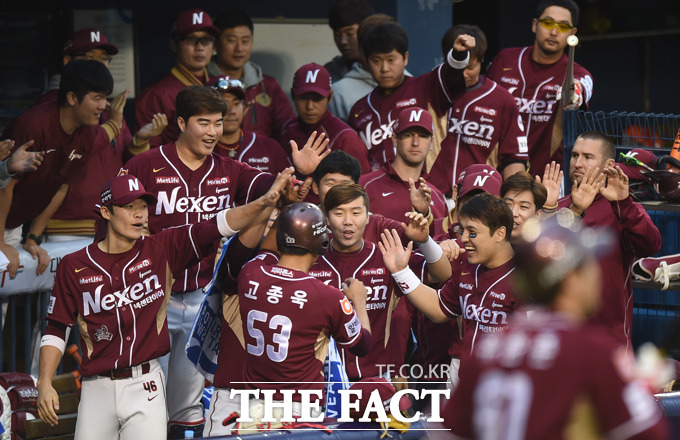 8회초 1사1,3루 넥센 고종욱이 박병호 희생플라이 아웃때 3루에서 홈으로 내달려 득점에 성공한 뒤 환호하고 있다.