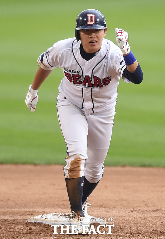 두산 정수빈이 7회말 2사 3루서 1타점 동점 적시타을 터뜨리고 기뻐하고 있다.