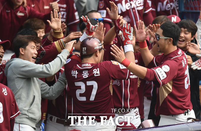 넥센 박동원이 2회초 선두타자로 나와 두산 니퍼트를 상대로 좌중간 담장을 넘기는 솔로홈런을 터뜨리고 동료들의 환영을 받고 있다.