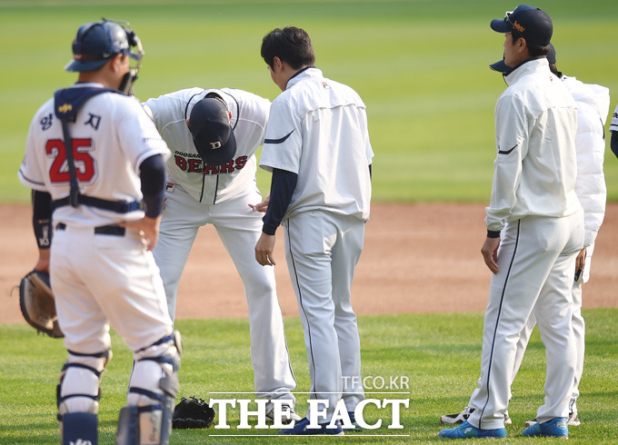 두산 선발 니퍼트가 6회초 넥센 고종욱의 타구에 맞아 고통스러워하고 있다.