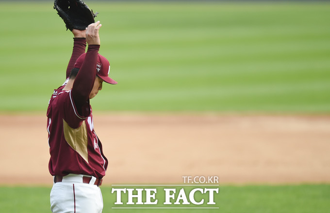 넥센 손승락이 6회말 구원 등판해 두산 오재원을 내야땅볼로 처리하고 두 손을 번쩍 들어 기뻐하고 있다.
