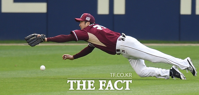 넥센 이택근이  7회말 2사 3루서 두산 정수빈의 타구를 놓치고 있다.