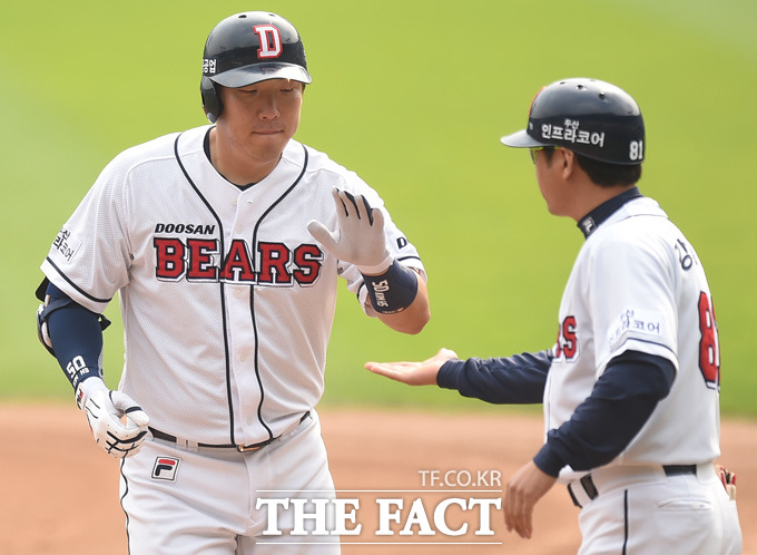 두산 김현수가 1회말 2사 1루서 좌중간 안타를 터뜨리고 강동우 코치와 하이파이브를 나누고 있다.