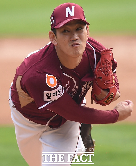 넥센 선발 양훈이 두산 타선을 상대로 힘차게 투구하고 있다.