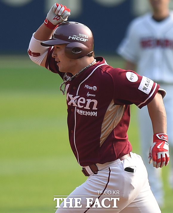 넥센 박병호가 6회초 2사 두산 니퍼트르 상대로 좌중간 솔로홈런을 터뜨리고 주먹을 불끈 쥐고 있다.