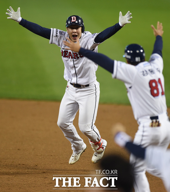 두산 박건우가 연장 10회말 1사 2루서 극적인 끝내기 안타를 터뜨리고 환호하고 있다.