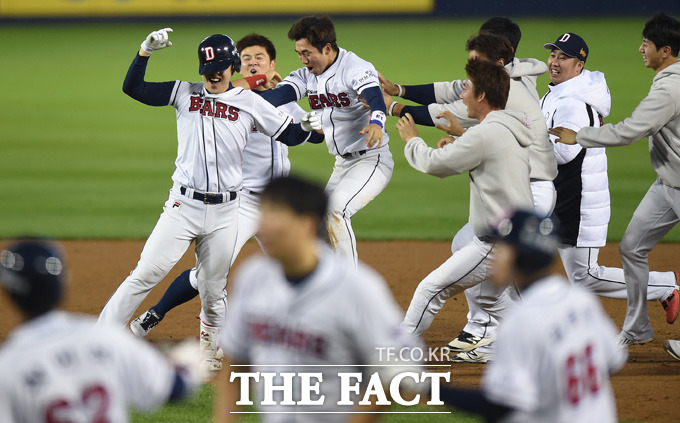 두산 끝내기 승 두산 선수들이 10일 열린 2015 KBO 리그 포스트시즌 준플레이오프 1차전 넥센 히어로즈와 홈 경기에서 연장 10회말 박건우가 극적인 끝내기 안타를 터뜨리자 함께 기뻐하고 있다./ 잠실구장 = 최용민 기자