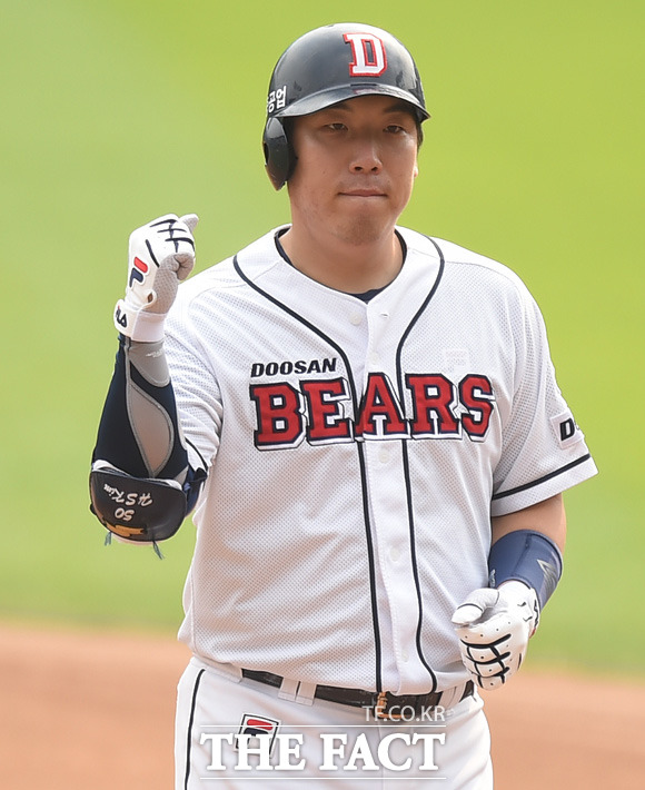 두산 김현수가 1회말 2사 1루서 좌중간 안타를 터뜨리고 주먹을 불끈 쥐고 있다.