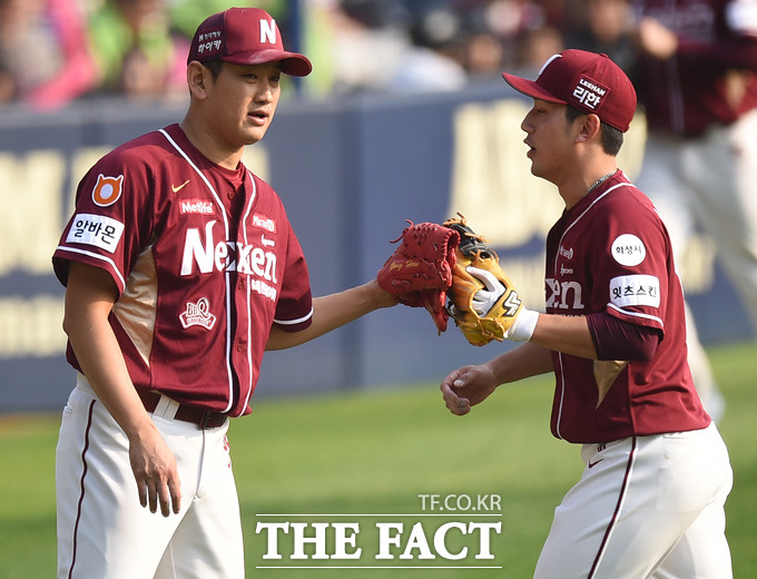 넥센 선발 양훈이 5회말 1사 1루서 두산 김재호의 타구를 병살로 처리한 2루수 서건창과 하이파이브를 나누고 있다.