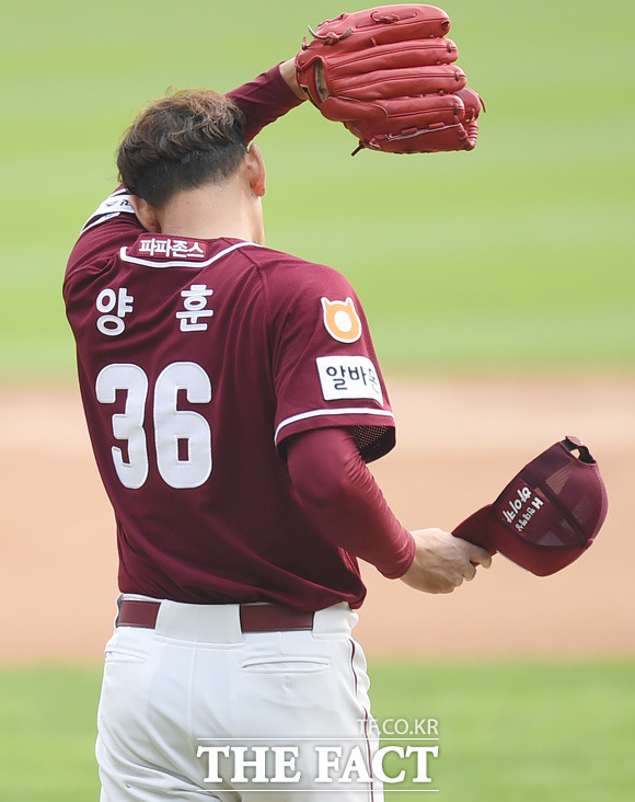 넥센 선발 양훈이 1회말 만루 위기를 맞자 아쉬워하고 있다.