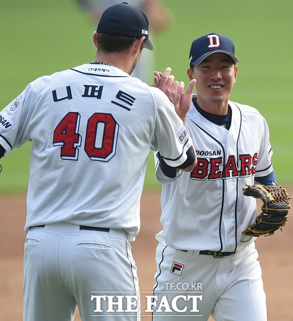 두산 니퍼트가 5회초 2사서 넥센 서건창을 유격수 땅볼로 잡고 이닝을 마치자 김재호와 하이파이브를 나누고 있다.