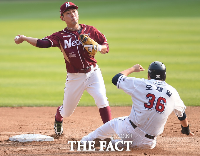 5회말 1사 1루서 두산 김재호의 병살 때 1루주자 오재일이 2루에서 아웃되고 있다.  넥센 수비는 서건창.
