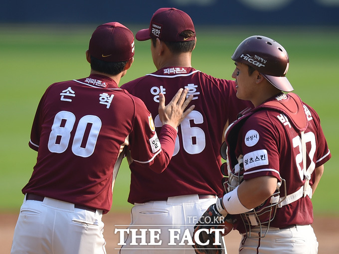 넥센 선발 양훈이 5⅓이닝 5피안타 2탈삼진 2사사구 1실점으로 호투하며 손승락과 교체되고 있다.