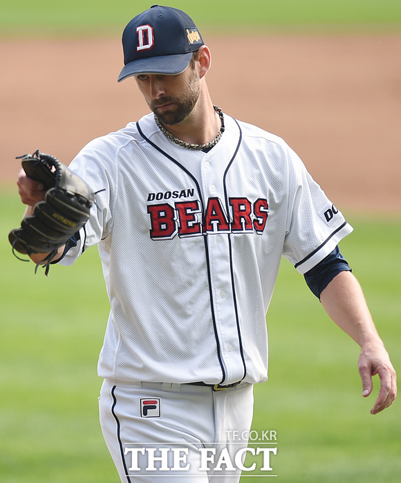 두산 니퍼트가 4회초 2사서 넥센 스나이더를 삼진으로 돌려세우고 포수 양의지에게 고마움을 표시하고 있다.