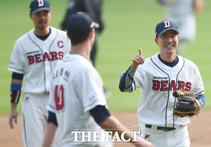 두산 니퍼트가 5회초 2사서 넥센 서건창을 유격수 땅볼로 잡고 이닝을 마치자 김재호에게 고마움을 전하고 있다.