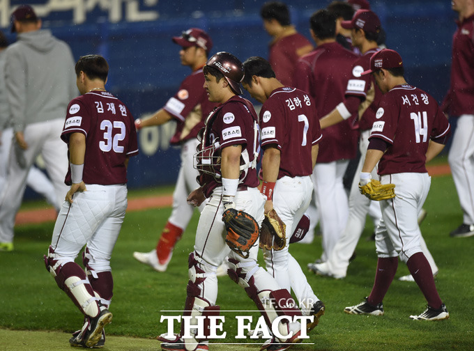넥센 선수들이 연장 10회말  두산 박건우의 끝내기 안타로 역전패한 뒤 허탈한 발걸음을 돌리고 있다.