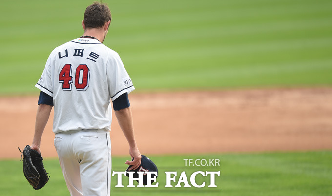 두산 니퍼트가 2회초 넥센 박동원에게 솔로홈런을 허용한 뒤 아쉬운 표정으로 마운드에 서 있다.