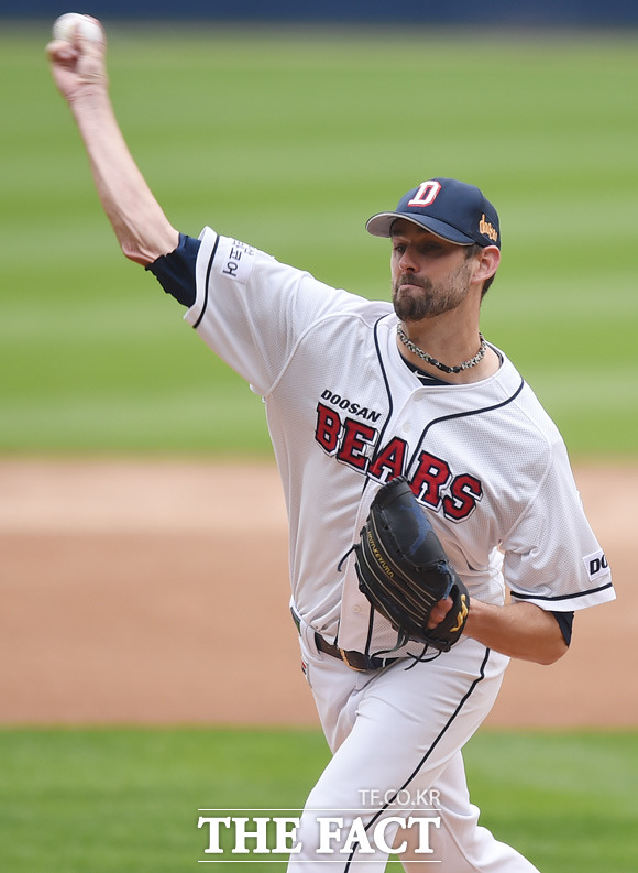 두산 선발 니퍼트가 넥센 타선을 상대로 힘차게 볼을 뿌리고 있다.