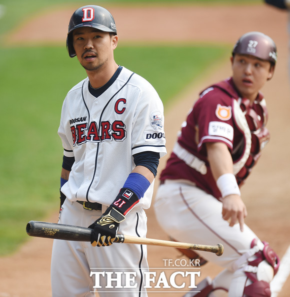 두산 오재원이 1회말 2사 만루서 삼진아웃으로 물러나자 아쉬워하고 있다.