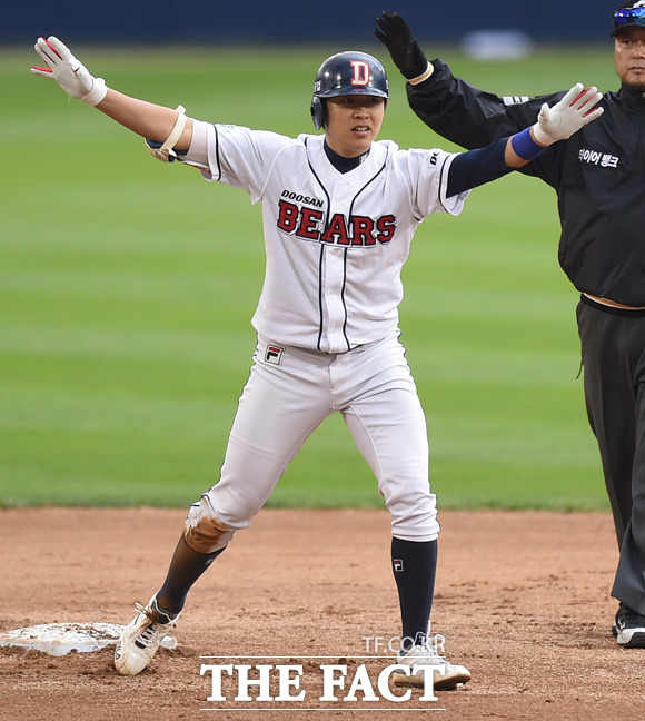 두산 정수빈이 7회말 2사 3루서 1타점 동점 적시타을 터뜨리고 기뻐하고 있다.