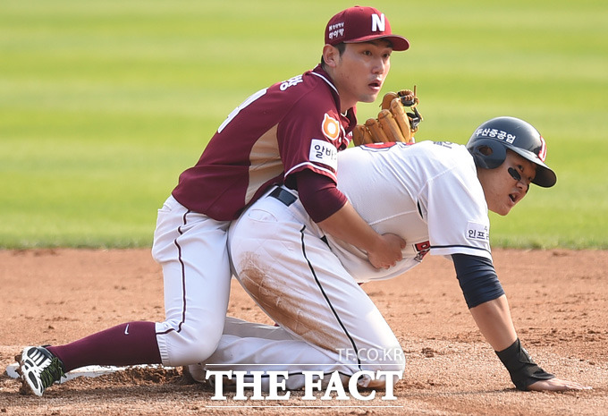 5회말 1사 1루서 두산 김재호의 병살 때 1루주자 오재일이 2루에서 아웃되며 넥센 서건창과 1루를 바라보고 있다.