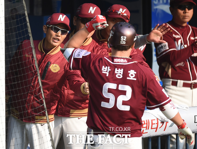 넥센 박병호가 6회초 2사서 두산 선발 니퍼트를 상대로 좌중간 담장을 넘기는 솔로홈런을 터뜨리고 염경엽 감독과 하이파이브를 나누고 있다.