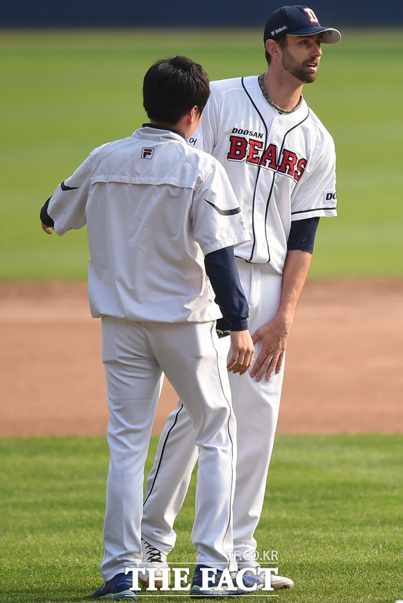 두산 선발 니퍼트가 6회초 넥센 고종욱의 타구에 맞아 고통스러워하고 있다.