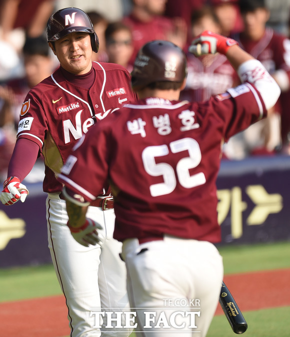 넥센 박병호가 6회초 2사서 두산 선발 니퍼트를 상대로 좌중간 담장을 넘기는 솔로홈런을 터뜨리고 유한준과 하이파이브를 나누고 있다.