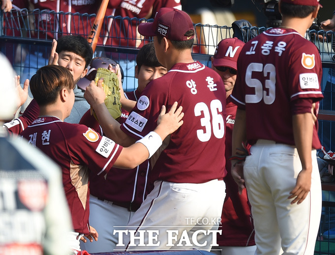 넥센 선발 양훈이 5⅓이닝 5피안타 2탈삼진 2사사구 1실점으로 호투하며 손승락과 교체된 후 더그아웃에서 동료들의 환영을 받고 있다.