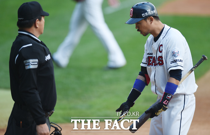 두산 오재원이 6회말 2사 1.2루서 삼진아웃을 선언한 문승훈 주심에게 파울이라며 강력하게 항의하고 있다. 결국 합의판정 결과 파울로 인정돼 다시 인플레이 됐으나 내야땅볼로 물러났다.