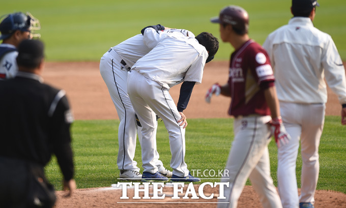 두산 선발 니퍼트가 6회초 넥센 고종욱의 타구에 맞아 고통스러워하고 있다.