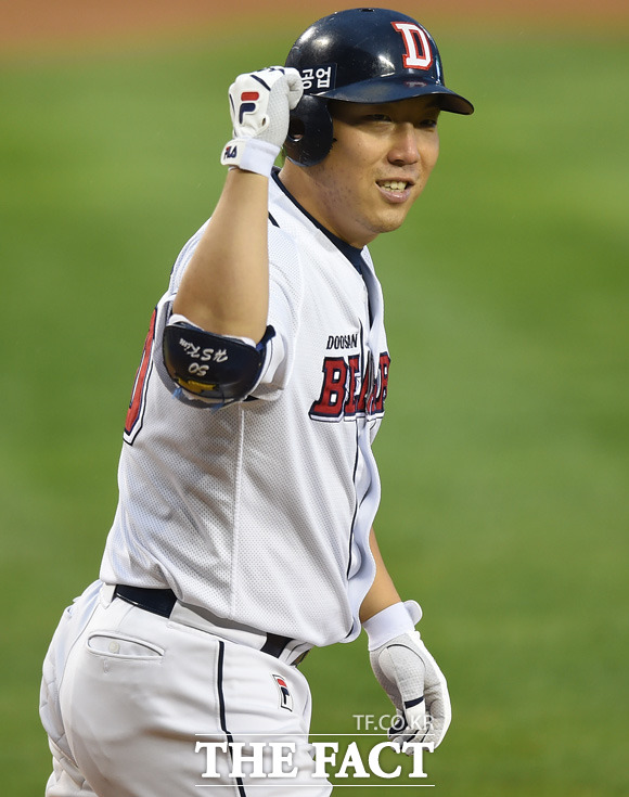두산 김현수가 2-3으로 리드를 당하던 9회말 2사 만루서 밀어내기 볼넷을 얻어낸 뒤 동점이 되자 주먹을 불끈 쥐며 웃음을 보이고 있다.