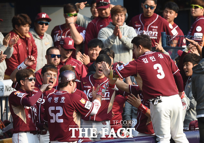 넥센 박병호가 6회초 2사서 두산 선발 니퍼트를 상대로 좌중간 담장을 넘기는 솔로홈런을 터뜨리고 동료들의 환영을 받고 있다.