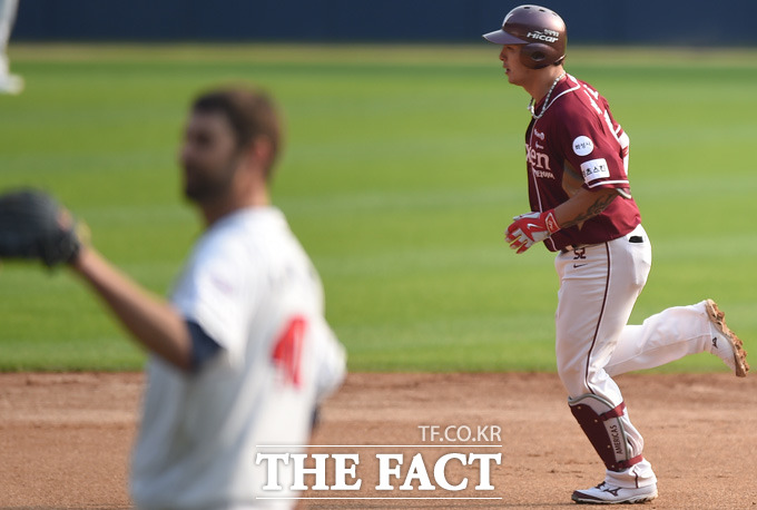 넥센 박병호가 6회초 2사서 두산 선발 니퍼트를 상대로 좌중간 담장을 넘기는 솔로홈런을 터뜨리고 그라운드를 돌고 있다.