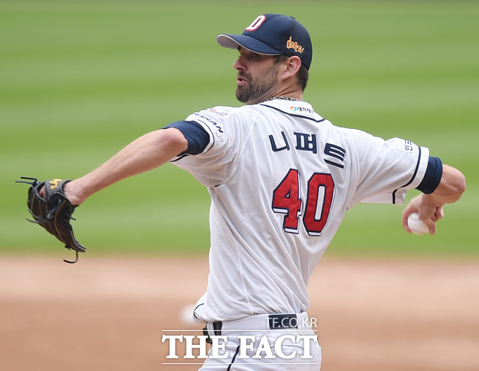 두산 선발 니퍼트가 넥센 타선을 상대로 힘차게 볼을 뿌리고 있다.