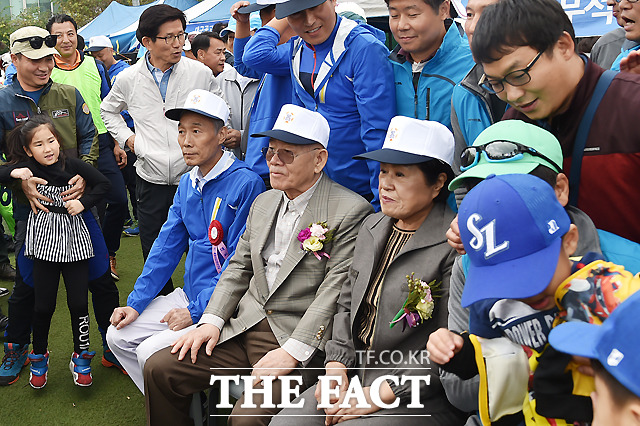 김문수, 전두환 모교엔 무슨 일? 전두환 전 대통령과 이순자 여사가 11일 대구시 동구 대구공업고등학교에서 열린 제36회 대구공고 총동문회 체육대회에 참석한 가운데, 체육대회를 방문한 김문수 전 경기도지사가 동문들 틈에 껴 기념촬영을 하고 있다./대구=이새롬 기자