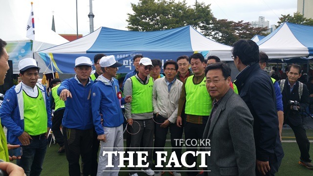 김 전 지사가 대구공고 동문들에게 명함을 주고, 기념사진을 찍고 있다./대구=오경희 기자