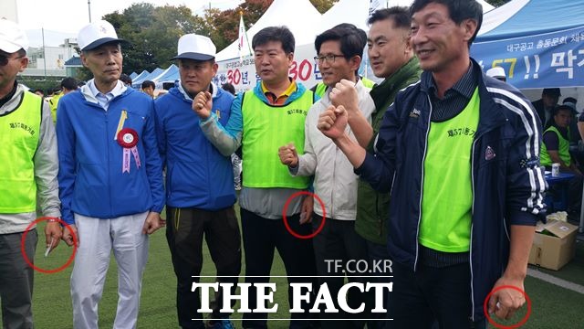 김 전 지사가 대구공고 동문들에게 명함을 주고, 파이팅을 외치며 기념사진을 찍고 있다./대구=오경희 기자