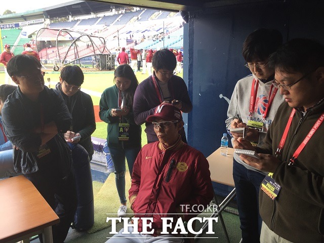침울한 염갈량! 염경엽 넥센 감독이 11일 두산과 준플레이오프 2차전을 앞두고 취재진과 이야기를 나누고 있다. / 잠실구장 = 이성노 기자