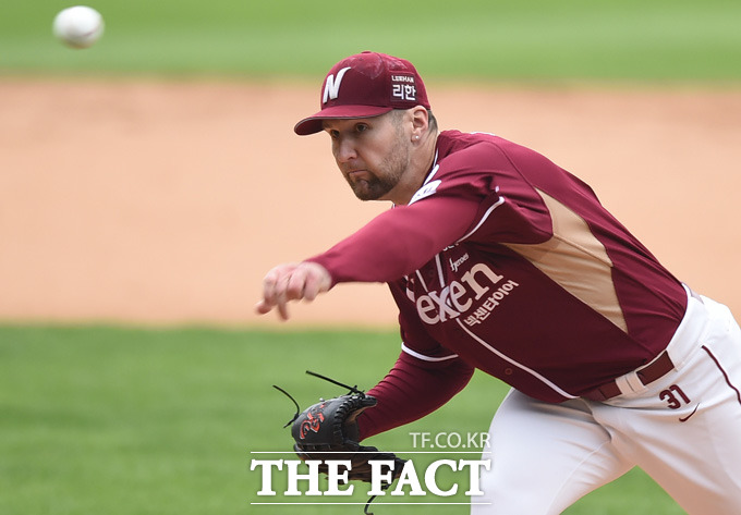 불펜 투입! 넥센이 11일 잠실구장에서 열리고 있는 2015 타이어뱅크 KBO 리그 준플레이오프 2차전 두산 버에스와 홈 경기에서 5회 시작과 함께 4이닝 2실점을 기록한 피어밴드를 내리고 하영민을 마운드에 올렸다. / 잠실구장 = 최용민 기자