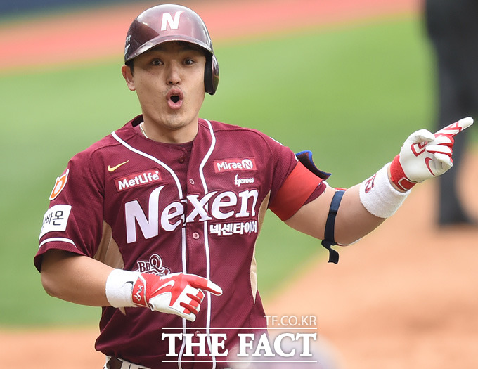 박동원 2G 연속포! 넥센이 일 잠실구장에서 열리고 있는 2015 타이어뱅크 KBO 리그 준플레이오프 2차전 두산 베어스와 원정 경기에서 박동원의 솔로 홈런에 힘입어 3회 2-2 동점을 만들었다. / 잠실구장 = 최용민 기자