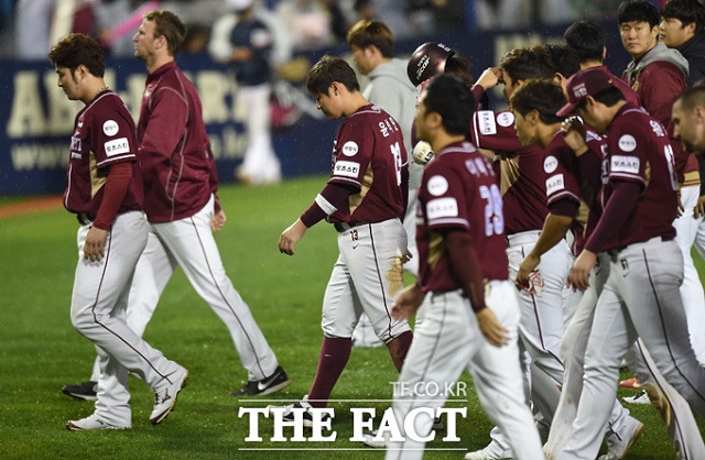 넥센 2연패! 두산이 넥센을 3-2로 누르고 준PO 2연승을 거둔 가운데 패한 넥센 선수들이 아쉬운 발걸음을 돌리고 있다. / 잠실구장 = 최용민 기자
