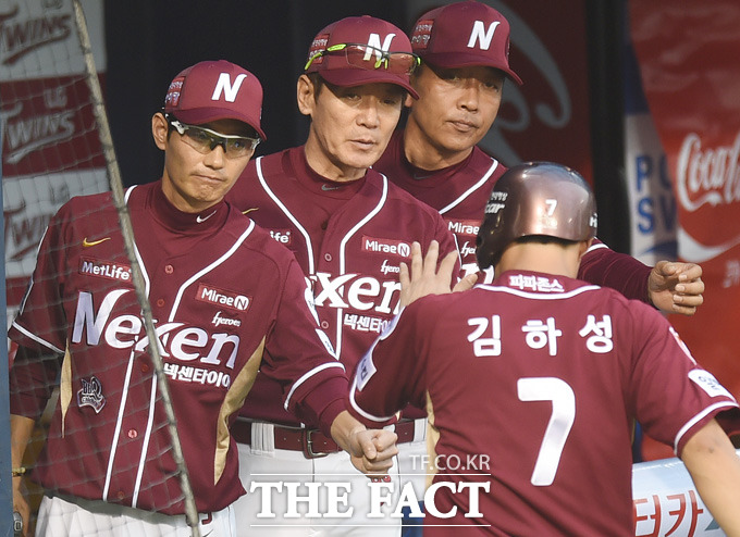 김하성 동점타! 넥센이11일 잠실구장에서 열리고 있는 2015 타이어뱅크 KBO 리그 준플레이오프 2차전 두산 베어스와 원정 경기에서 2회 김하성의 적시타로 1-1 동점을 만들었다. / 최용민 기자