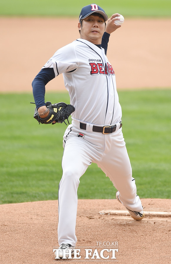 장원준호투! 6이닝 2실점으로 호투한 두산 선발 장원준이 넥센 타선을 상대로 힘차게 볼을 뿌리고 있다.