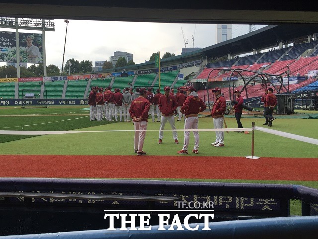 다 같이 파이팅! 넥센 선수들이 11일 두산전을 앞두고 한 데 모여 승리를 다짐하고 있다. / 잠실구장 = 이성노 기자