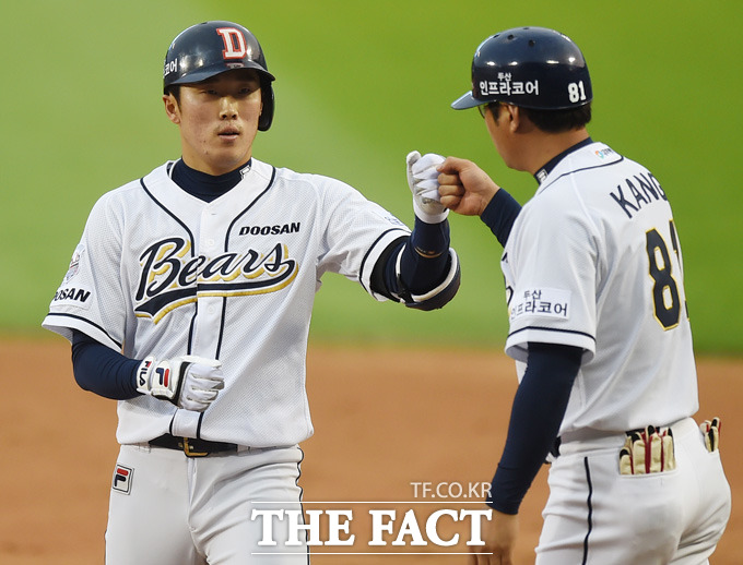 허경민 적시타! 두산이 11일 잠실구장에서 열리고 있는 2015 타이어뱅크 KBO 리그 준플레이오프 2차전 넥센 히어로즈와 홈 경기에서 2호를 마친 현재 2-1로 앞서고 있다. / 최용민 기자