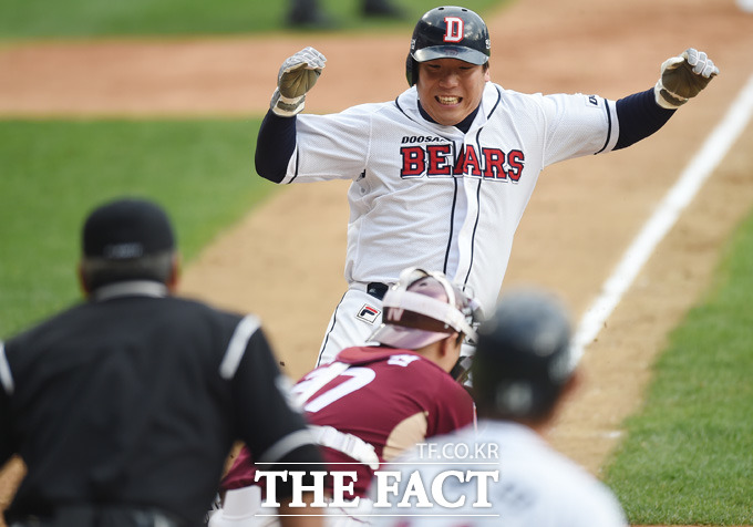 김현수 결승 득점! 두산이 11일 열린 넥센과 2015 타이어뱅크 KBO 리그 준플레이오프 2차전에서 김현수의 결승 득점을 앞앞세워 3-2로 이겼다. / 잠실구장 = 최용민 기자