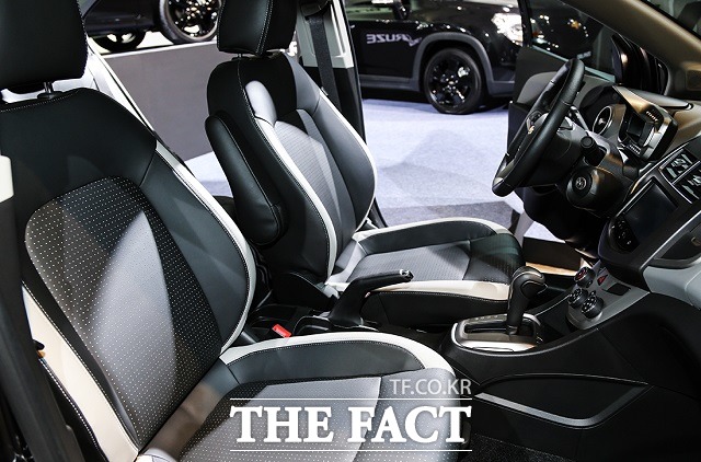 퍼펙트 블랙 에디션은 쉐보레 고유의 젊고 맵시 있는 디자인에 카리스마를 강조한 블랙 컬러의 스타일링 아이템을 더해 강렬하고 날렵한 외관 디자인과 품격 있는 인테리어 디자인을 완성했다.