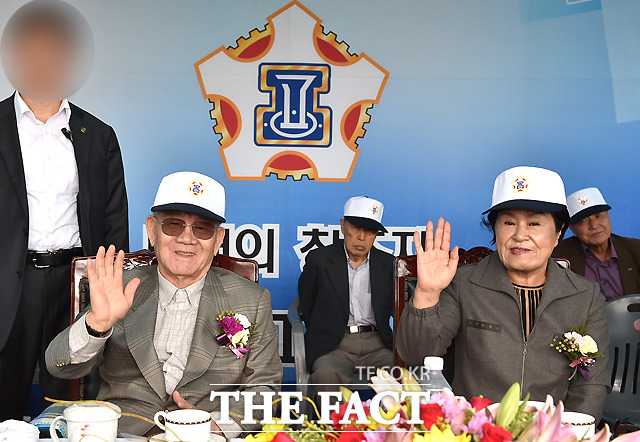 전두환 전 대통령과 이순자 여사가 11일 대구시 동구 대구공업고등학교에서 열린 제36회 대구공고 총동문회 체육대회에 참석해 취재진을 바라보며 손을 흔들고 있다./대구=이새롬 기자