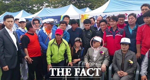 나 찾아봐라~ 전두환 전 대통령이 11일 모교인 대구공업고등학교를 3년 만에 방문해 후배들과 기념사진을 찍고 있는 옆에 김문수 전 경기도 지사의 얼굴이 보인다./대구공고=오경희 기자